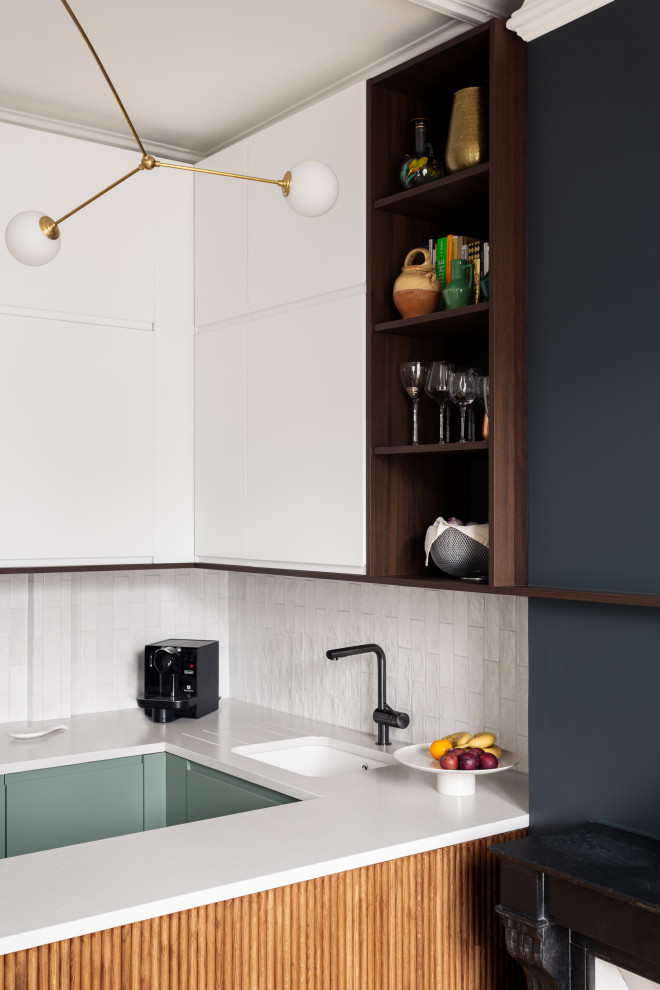 Inspiration för mellanstora moderna vitt kök, med en integrerad diskho, luckor med profilerade fronter, gröna skåp, bänkskiva i kvartsit, vitt stänkskydd, stänkskydd i marmor, rostfria vitvaror, mellanmörkt trägolv och en köksö