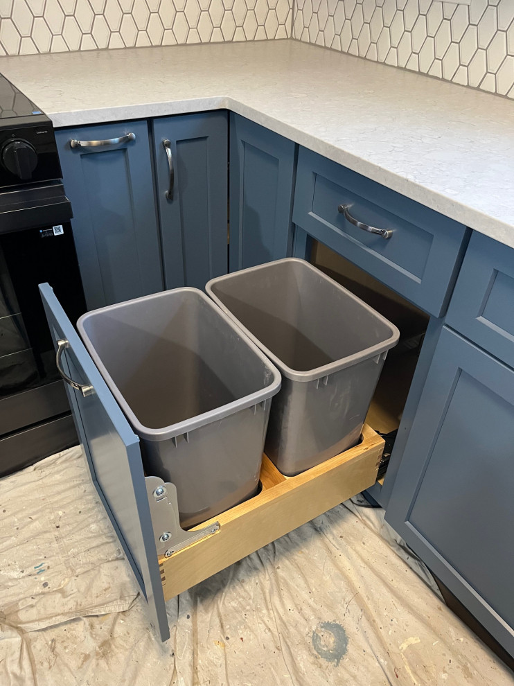 Kitchen - transitional kitchen idea