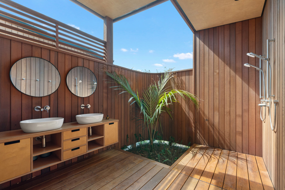 Idéer för mellanstora tropiska badrum, med skåp i mellenmörkt trä, en öppen dusch, mellanmörkt trägolv, träbänkskiva, med dusch som är öppen och släta luckor