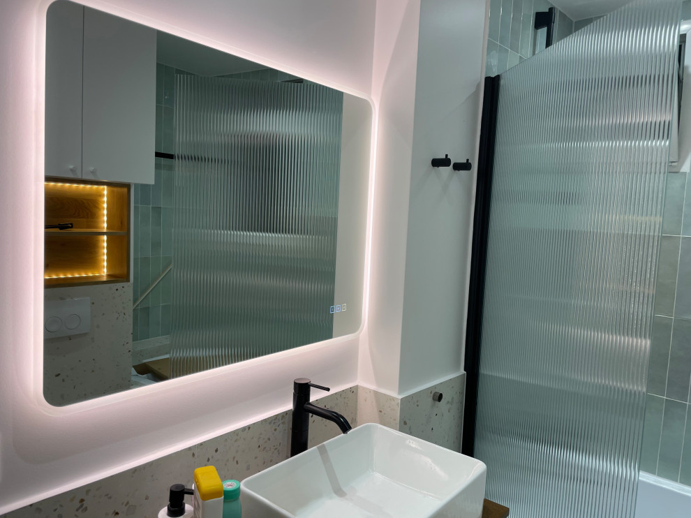 Rénovation de la salle de bain contemporaine avec touches scandinaves
