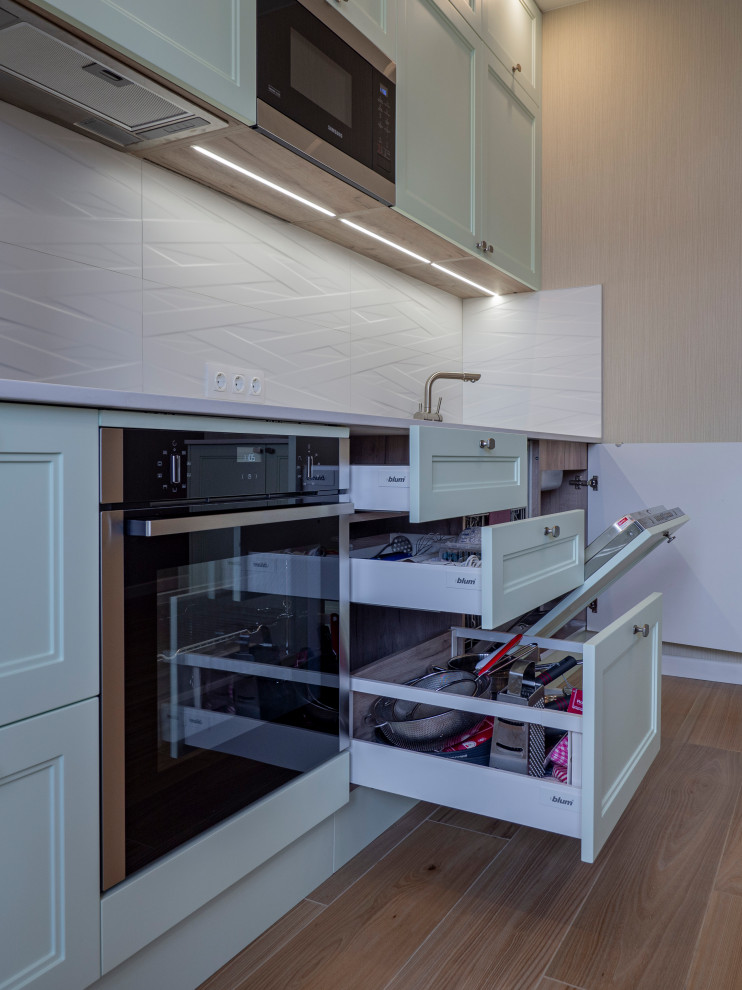 Нежная светло-мятная кухня в стиле неоклассика