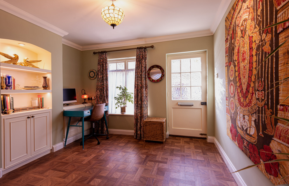 Mittelgroßes, Offenes Eklektisches Wohnzimmer mit grüner Wandfarbe, Laminat, Multimediawand, braunem Boden, Tapetendecke und Tapetenwänden in Kent