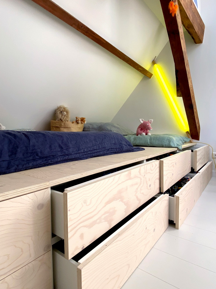 Пример оригинального дизайна: спальня среднего размера, в белых тонах с отделкой деревом на антресоли в скандинавском стиле с белыми стенами, деревянным полом и белым полом