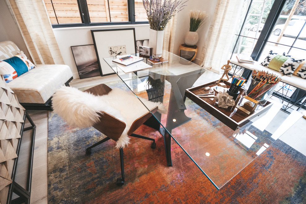 Mittelgroßes Modernes Arbeitszimmer ohne Kamin mit Studio, bunten Wänden, braunem Holzboden und freistehendem Schreibtisch in Santa Barbara