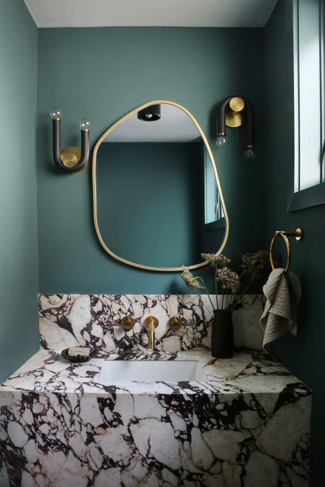 Immagine di un bagno di servizio bohémian con pareti verdi, lavabo sottopiano, top multicolore e mobile bagno sospeso