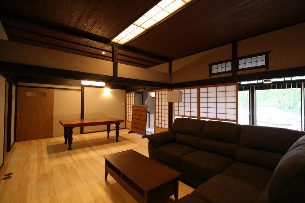 Große Asiatische Wohnküche ohne Kamin mit beiger Wandfarbe, hellem Holzboden, beigem Boden und Holzdecke in Sonstige