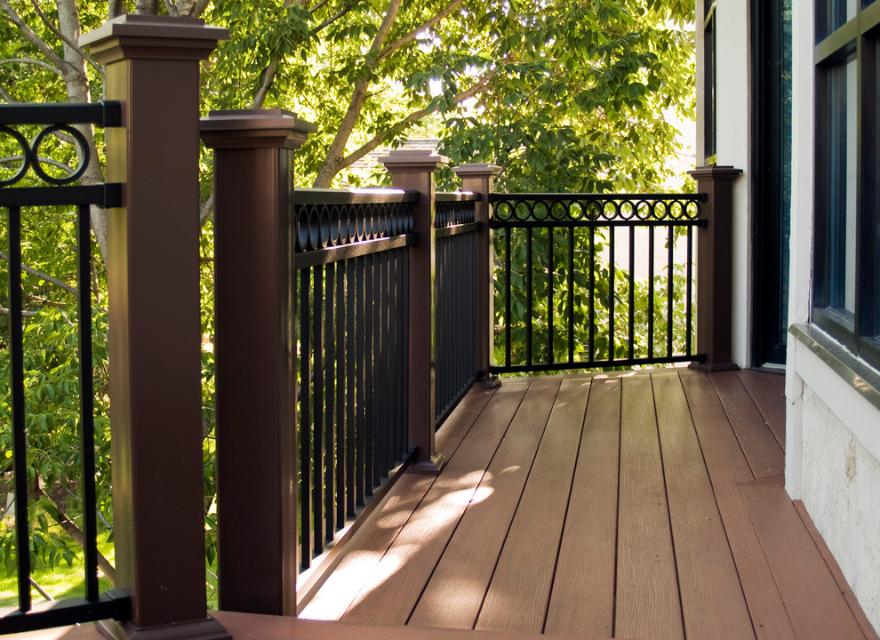 This is an example of a traditional deck in Kansas City.