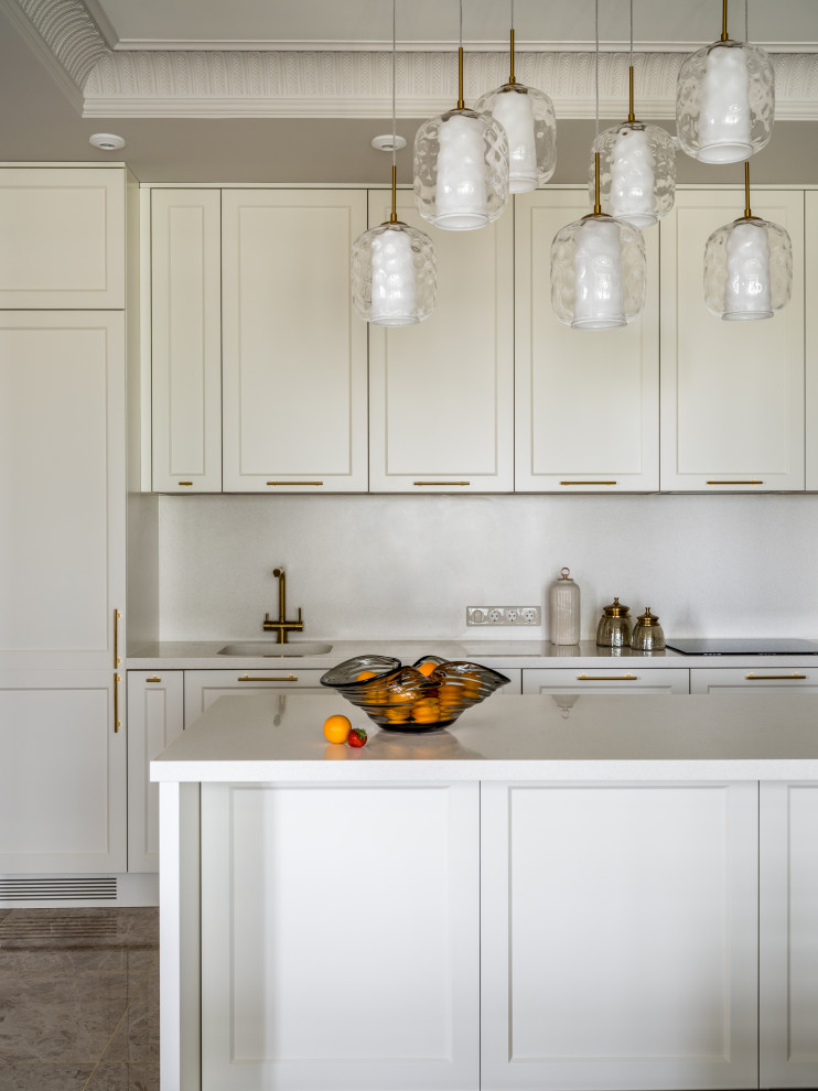 Klassisk inredning av ett mellanstort vit vitt kök, med luckor med upphöjd panel, vita skåp, bänkskiva i koppar, vitt stänkskydd, klinkergolv i porslin, en köksö och beiget golv