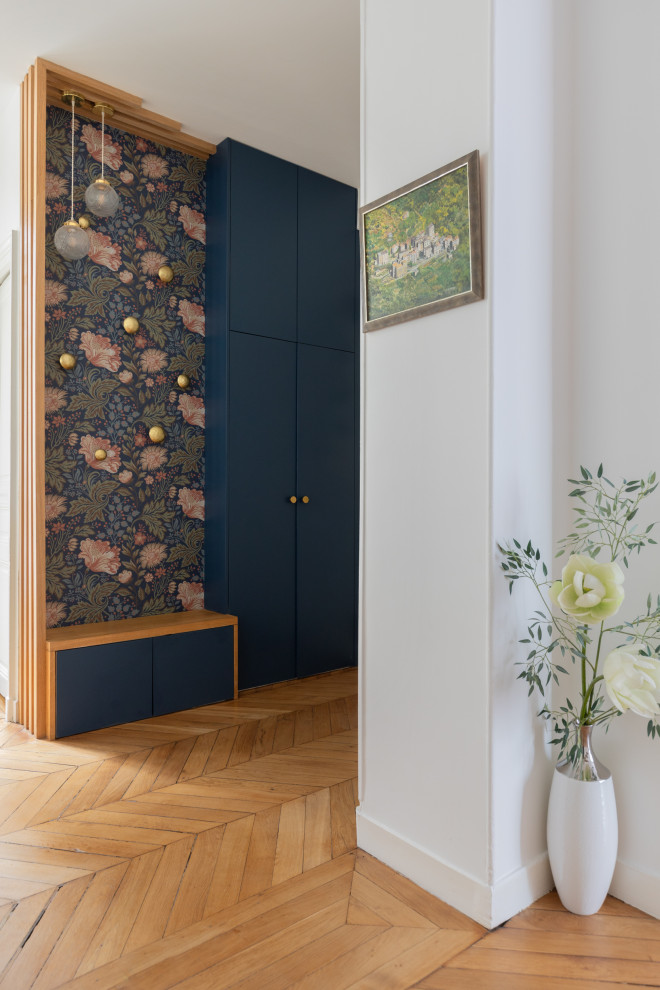 Пример оригинального дизайна: фойе среднего размера в классическом стиле с синими стенами, двустворчатой входной дверью, коричневым полом и обоями на стенах