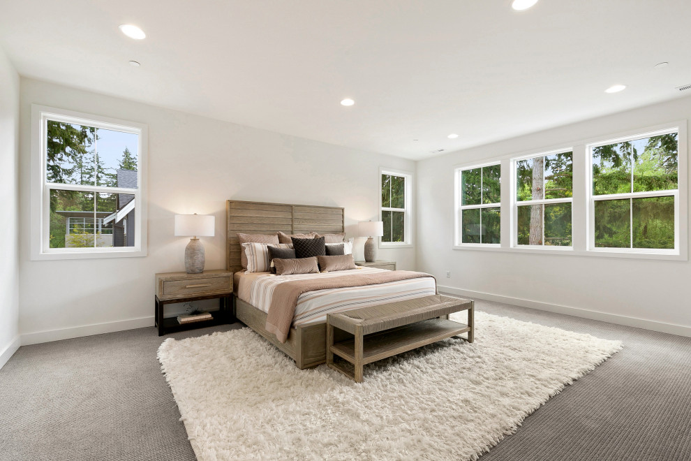 Großes Landhaus Hauptschlafzimmer mit weißer Wandfarbe, Teppichboden und grauem Boden in Seattle