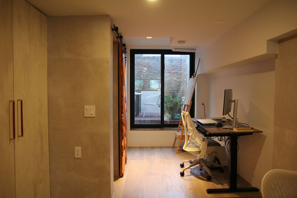 Inspiration for a contemporary home office remodel in New York