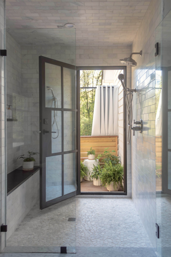 Exempel på ett mellanstort maritimt vit vitt en-suite badrum, med släta luckor, gröna skåp, en öppen dusch, grå kakel, stenkakel, tegelgolv, ett undermonterad handfat, marmorbänkskiva och dusch med gångjärnsdörr