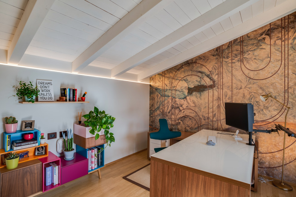 Inspiration pour un grand bureau atelier design avec un mur multicolore, parquet clair, aucune cheminée, un bureau indépendant, un sol multicolore, un plafond en bois et du papier peint.