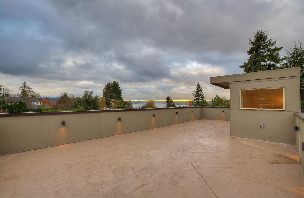 Inspiration for a mid-sized modern rooftop deck remodel in Seattle with no cover