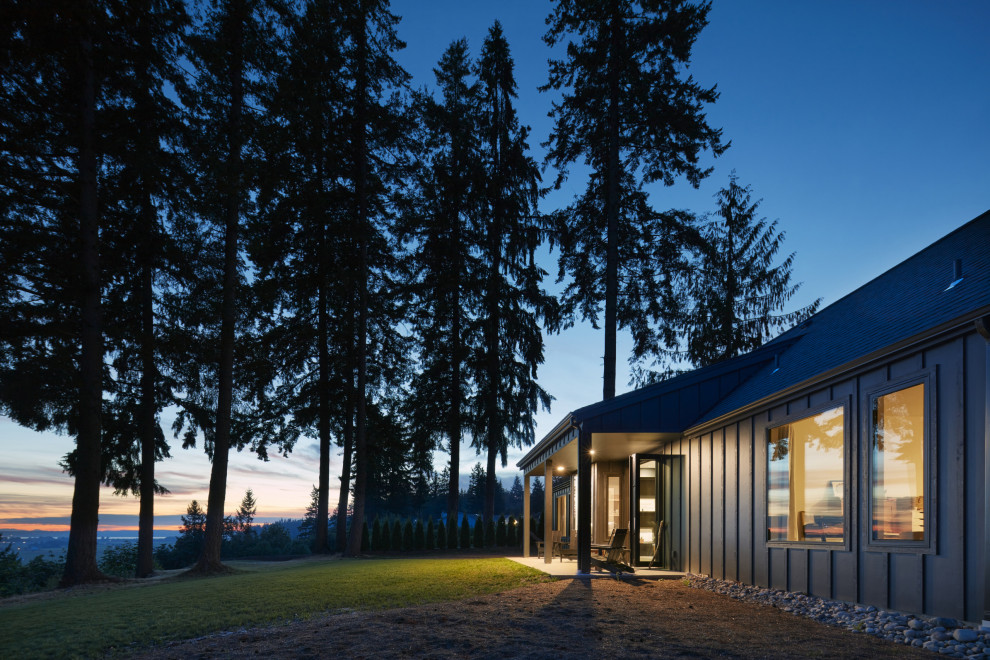 Kleines, Einstöckiges Nordisches Einfamilienhaus mit Faserzement-Fassade, schwarzer Fassadenfarbe, Satteldach, Schindeldach, schwarzem Dach und Wandpaneelen in Seattle