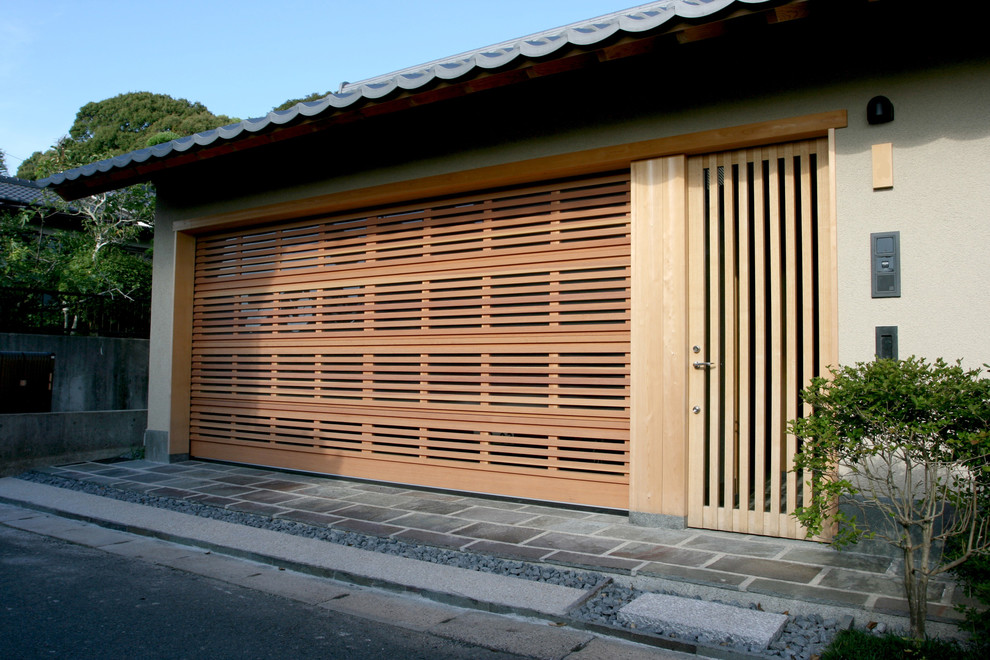 Идея дизайна: пристроенный гараж в восточном стиле