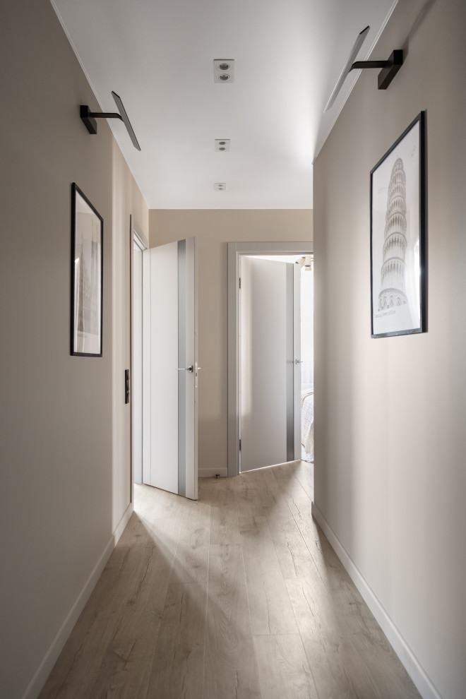Идея дизайна: коридор среднего размера в современном стиле с серыми стенами и полом из ламината