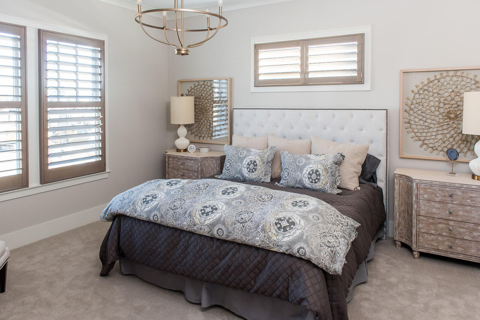 На фото: хозяйская спальня среднего размера в современном стиле с ковровым покрытием без камина с
