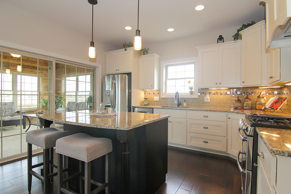 Kitchen - transitional kitchen idea in Milwaukee