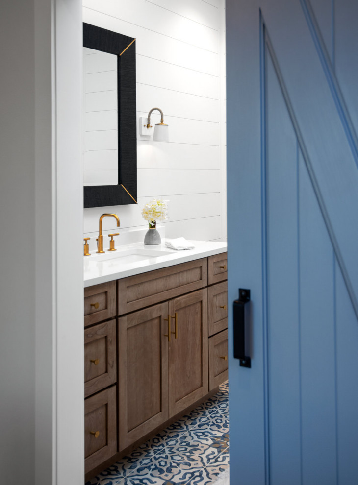 Diseño de cuarto de baño único, a medida y gris y blanco marinero con puertas de armario de madera oscura, paredes blancas, ducha con puerta con bisagras, encimeras blancas y machihembrado