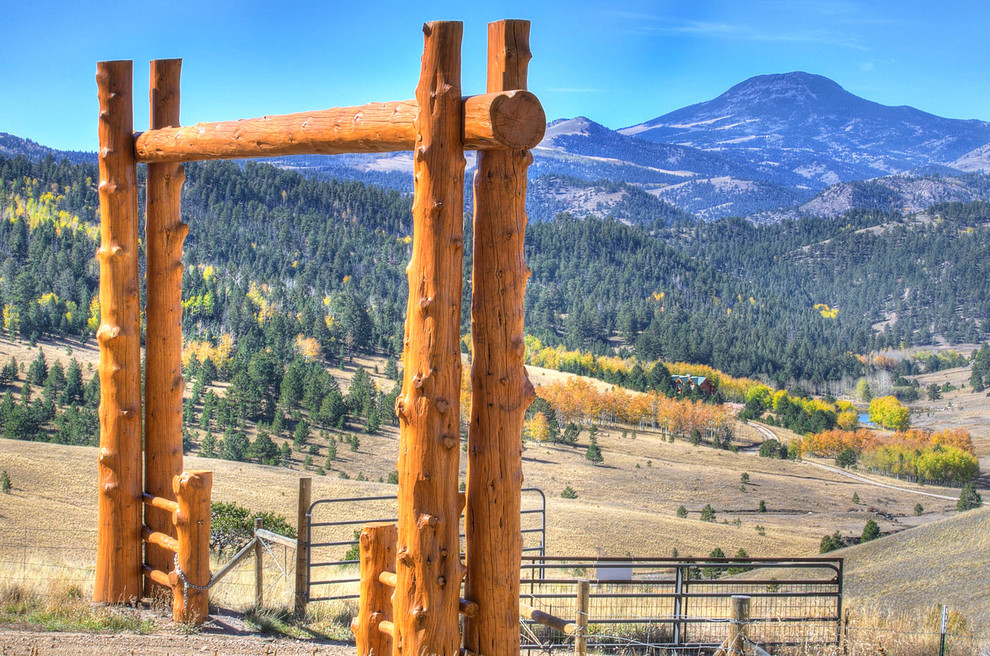 Photo of a rustic driveway in Denver.