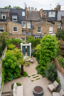 Lush Plantings Meet Elegant Structure in a Small London Yard (16 photos)