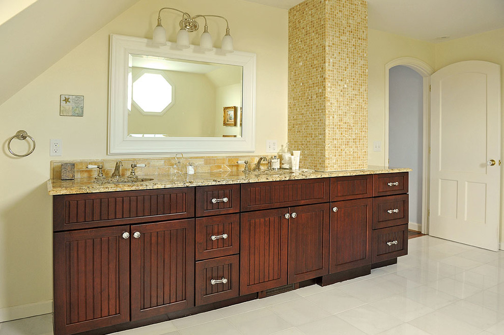Idéer för att renovera ett eklektiskt badrum, med ett undermonterad handfat, luckor med infälld panel, skåp i mörkt trä, granitbänkskiva, ett platsbyggt badkar, en dusch/badkar-kombination, en toalettstol med hel cisternkåpa och gul kakel