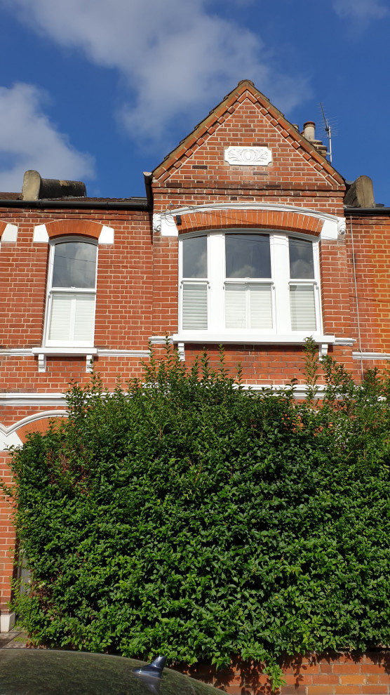 Diseño de fachada de casa pareada roja y gris clásica pequeña de dos plantas con revestimiento de ladrillo, tejado a dos aguas y tejado de teja de barro