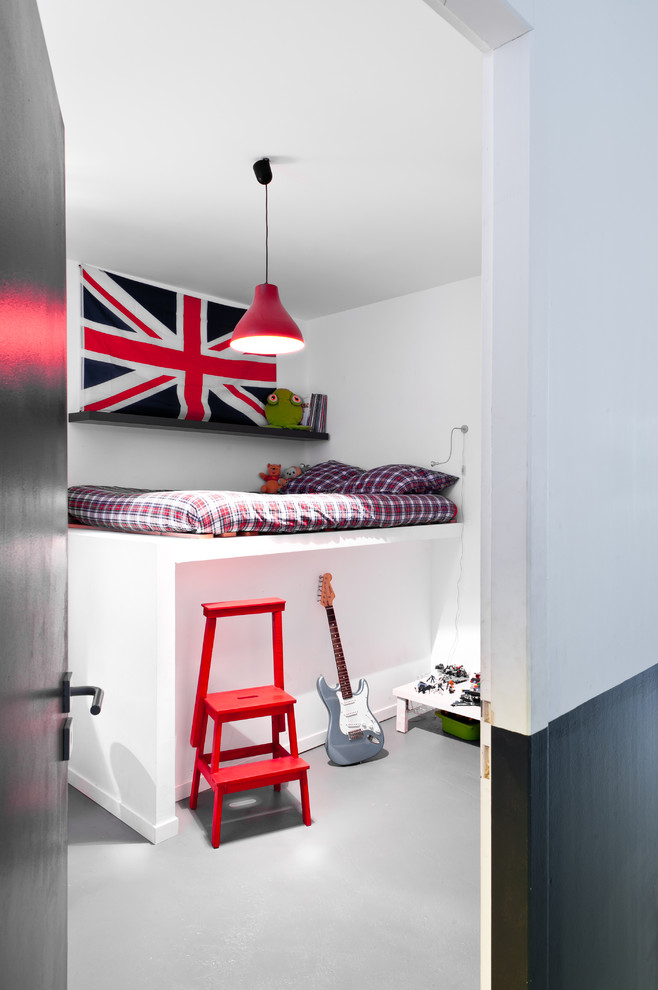 Mid-sized industrial kids' room in Bordeaux for boys.