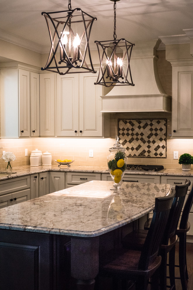 Transitional kitchen photo in St Louis