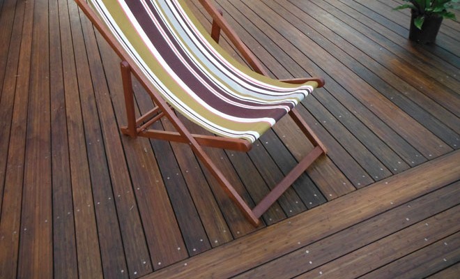 Deck - mid-sized traditional backyard deck idea