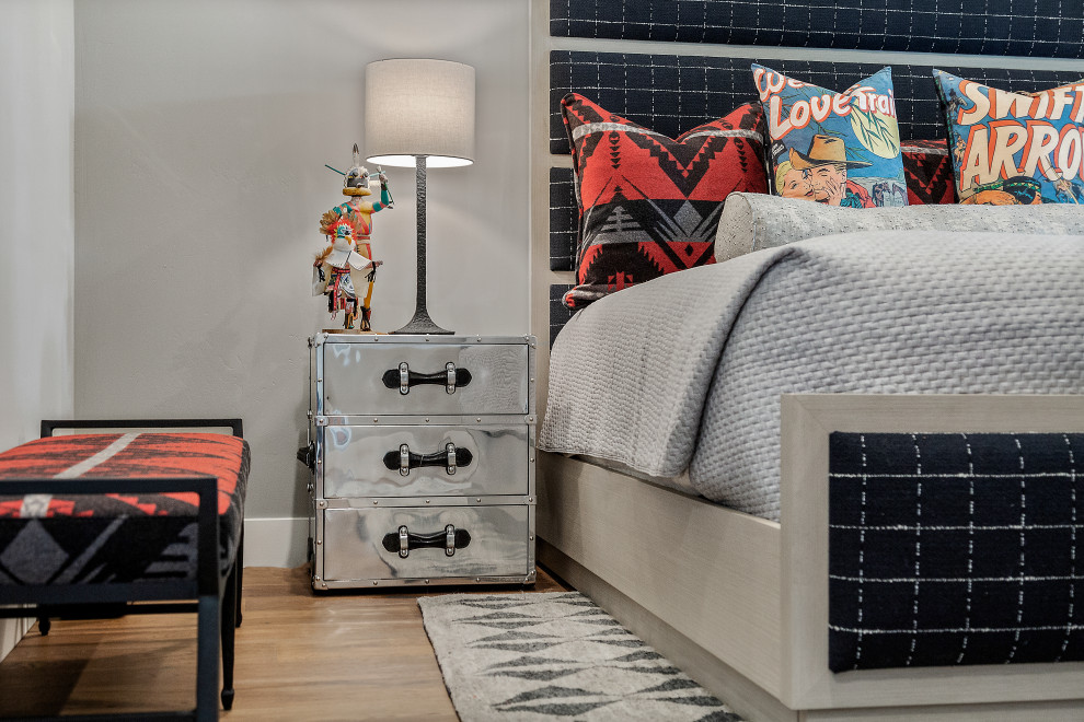 Example of a transitional home design design in Phoenix