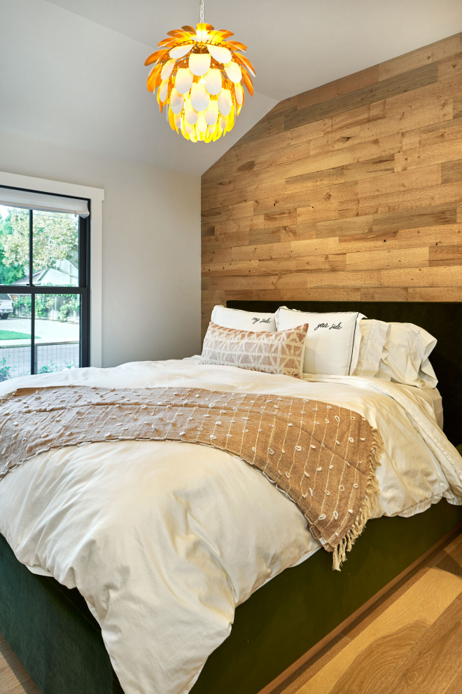 Imagen de dormitorio principal y abovedado clásico renovado de tamaño medio con paredes blancas, suelo de madera clara, suelo gris y madera