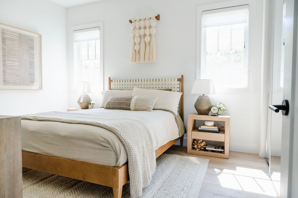 Exemple d'une petite chambre d'amis moderne avec un mur blanc, parquet clair et un sol beige.