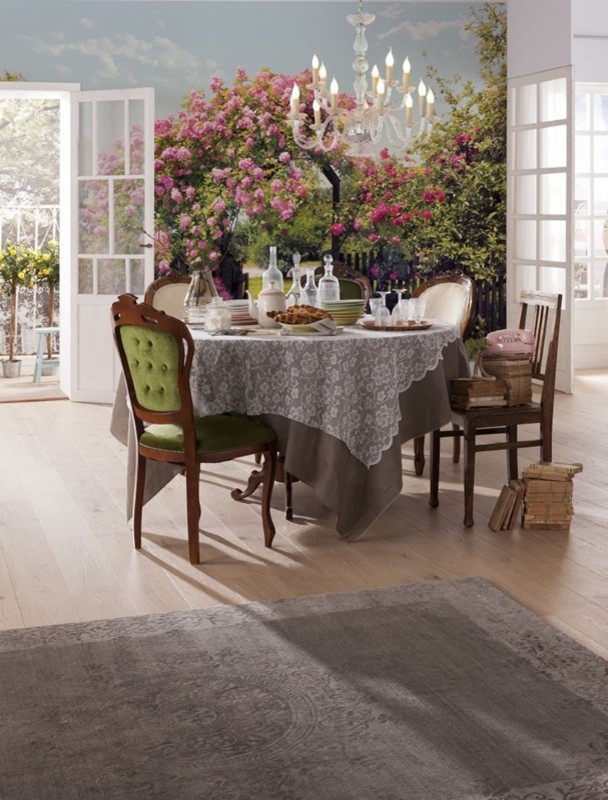 Diseño de comedor romántico de tamaño medio cerrado sin chimenea con paredes multicolor y suelo de madera clara