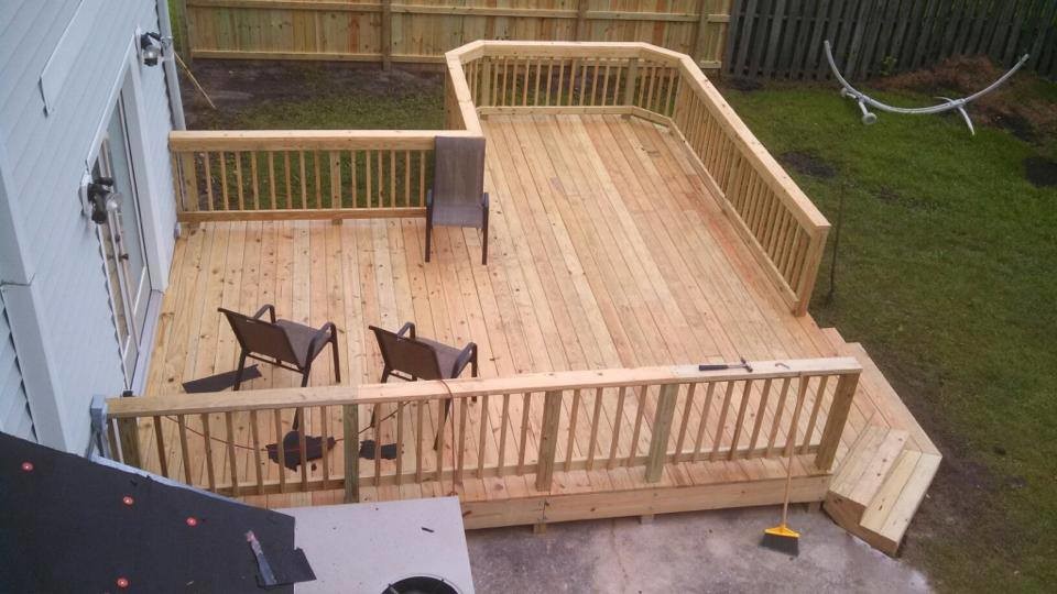 This is an example of a contemporary deck in Charleston.