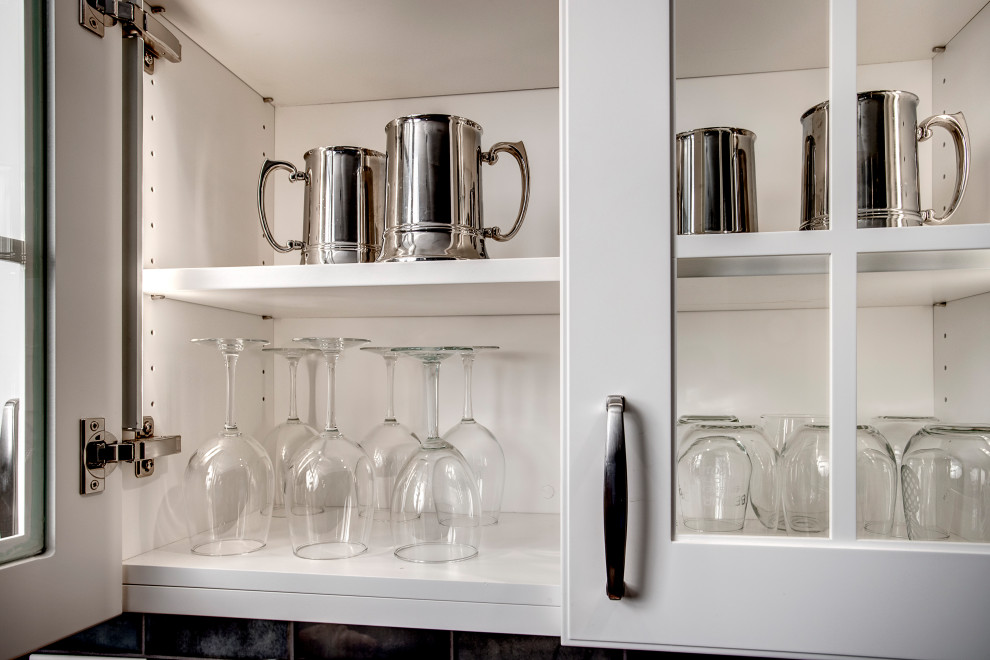 Example of a transitional home design design in Seattle