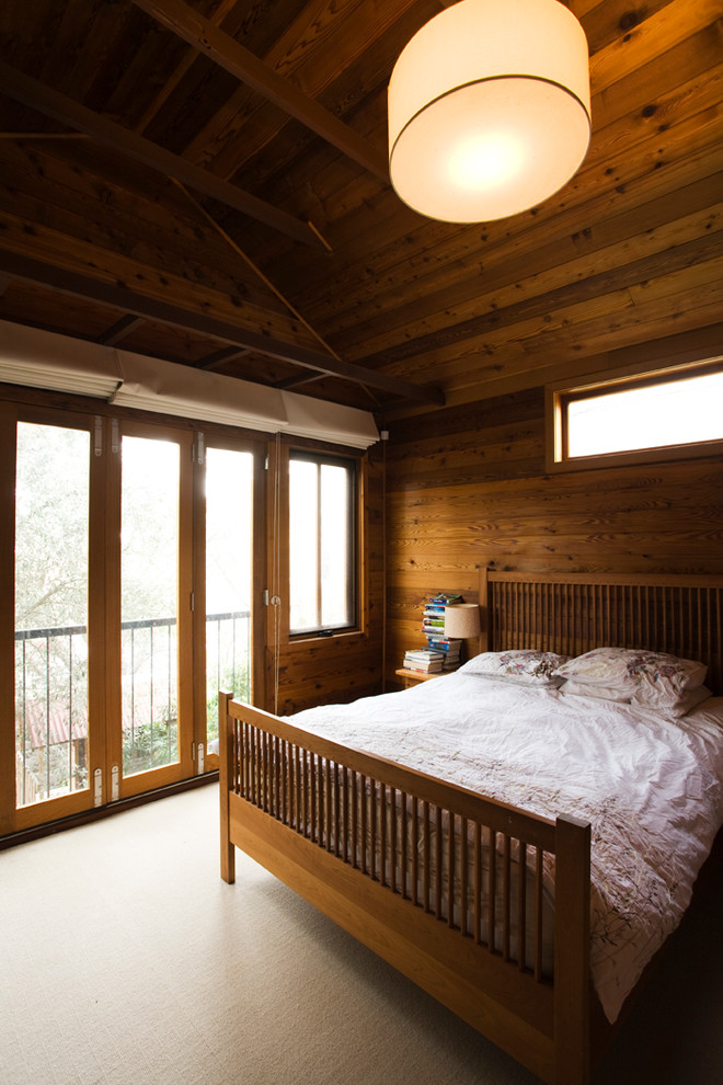 Идея дизайна: хозяйская спальня среднего размера в восточном стиле с ковровым покрытием, бежевым полом, деревянным потолком и деревянными стенами без камина