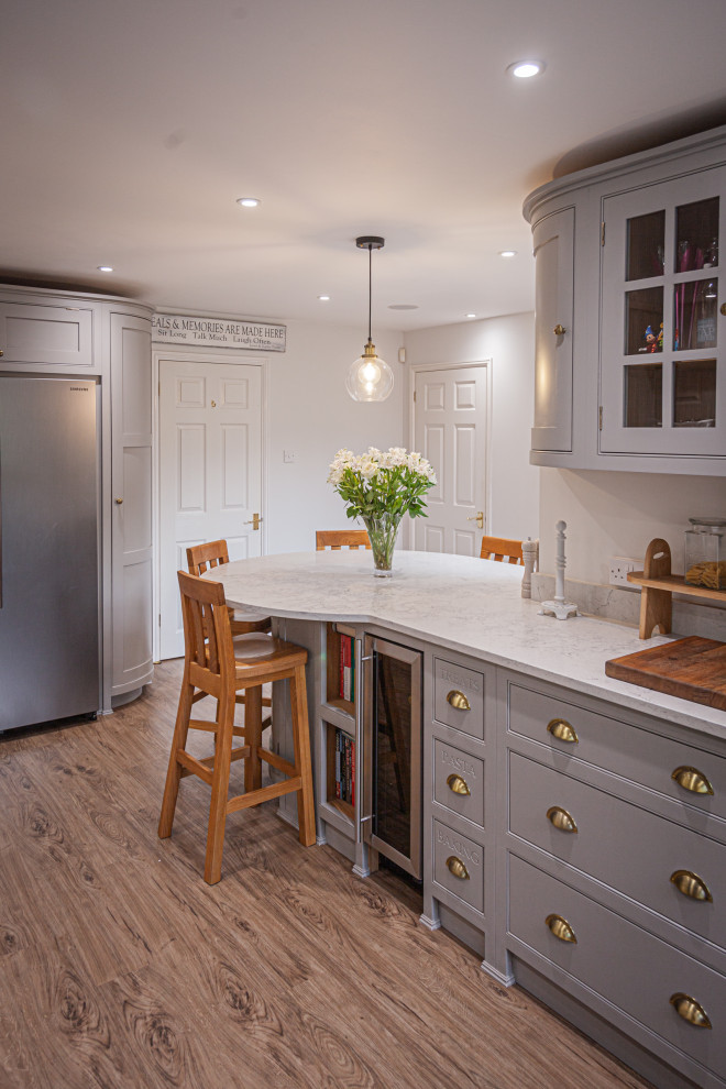Idéer för att renovera ett mellanstort vintage vit vitt kök, med luckor med profilerade fronter, grå skåp och bänkskiva i kvartsit