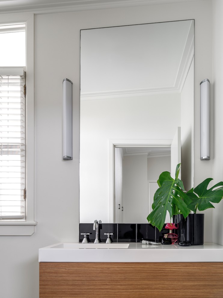 This is an example of a midcentury bathroom in Wollongong.