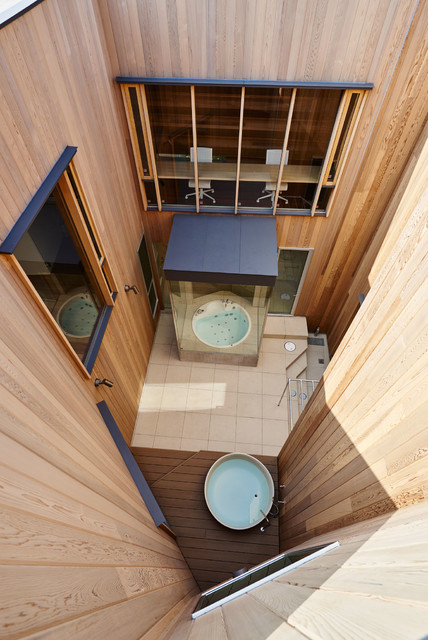 回廊の家 moderne-terrasse-et-patio