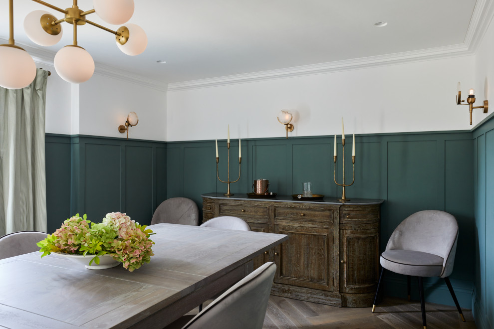 Idee per una sala da pranzo classica chiusa con pareti bianche, pavimento in legno massello medio, pavimento marrone, pannellatura e boiserie