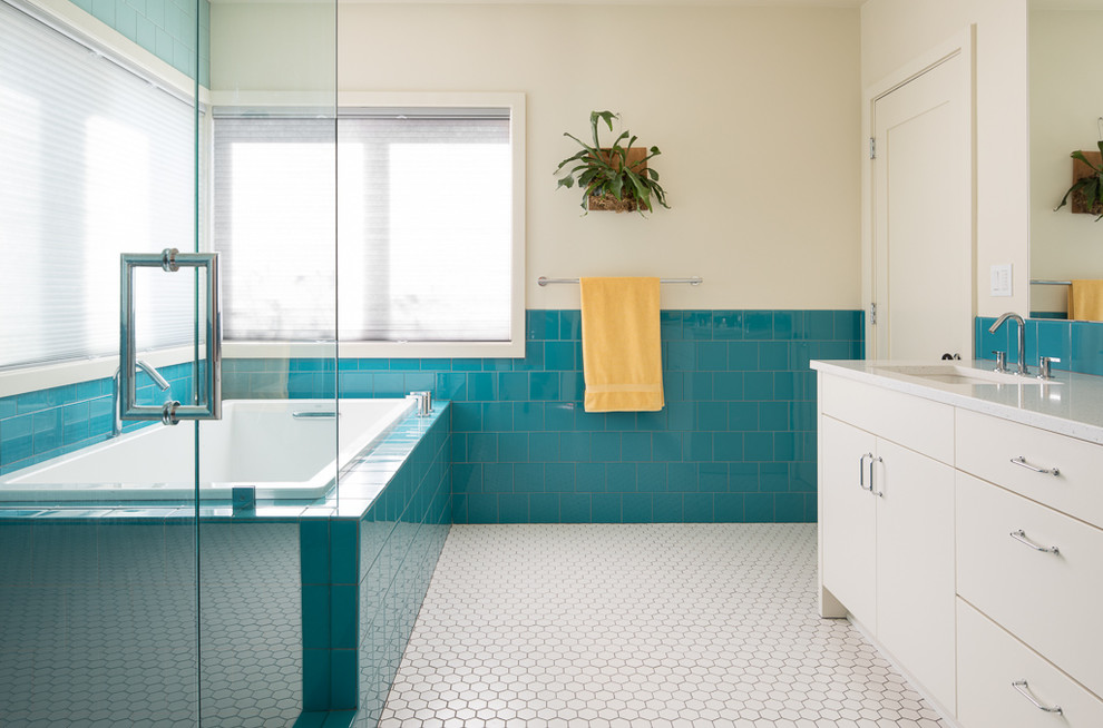 Immagine di una grande stanza da bagno moderna