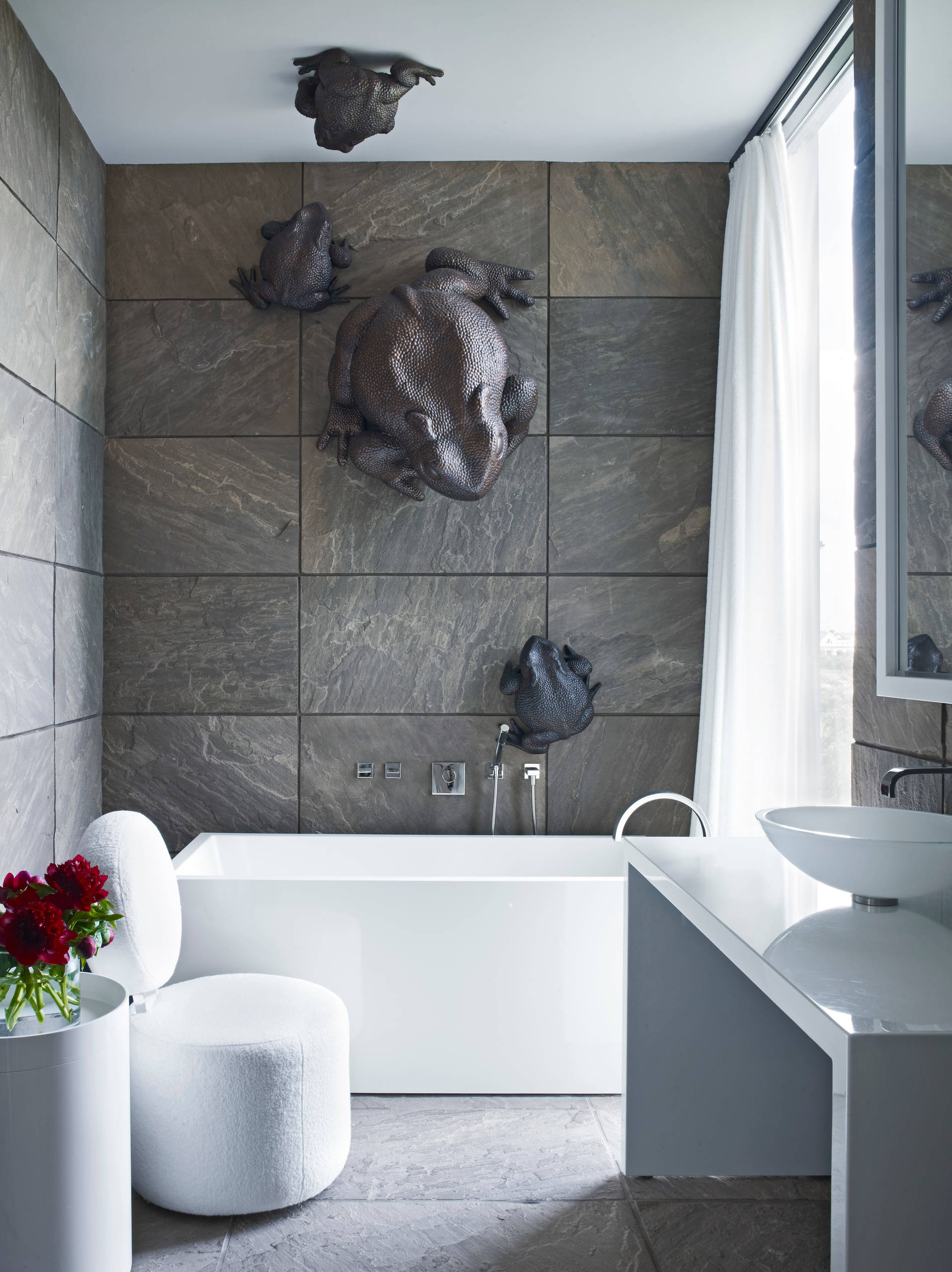 7 материалов для отделки ванной комнаты: от плитки до обоев
