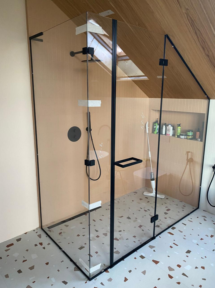 Душевое ограждение с распашной створкой