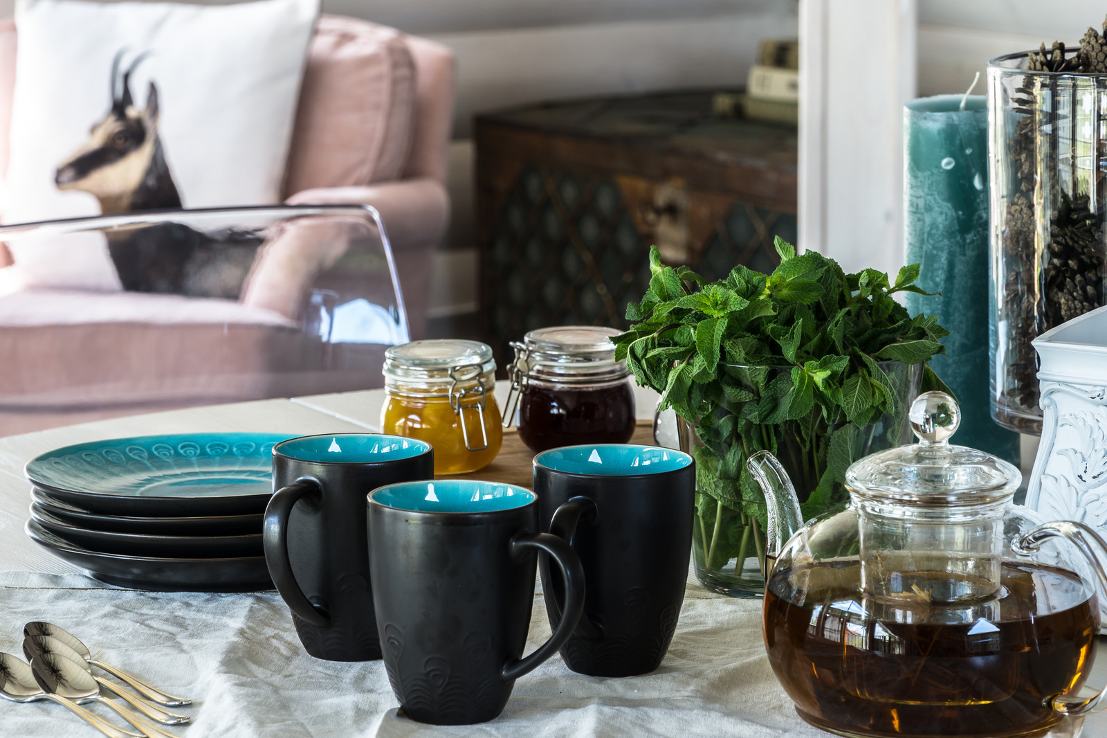 Черно-белая баня с яркими акцентами