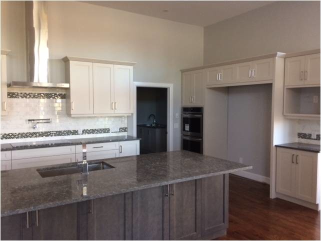 Inspiration for a transitional kitchen remodel in Ottawa