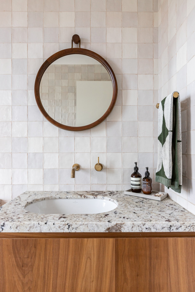 Photo of a contemporary bathroom in Melbourne.