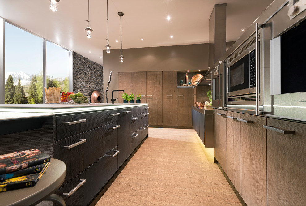 Example of a transitional home design design in Los Angeles