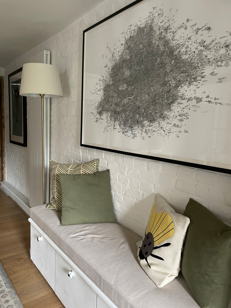 Стильный дизайн: маленькая изолированная гостиная комната в современном стиле с светлым паркетным полом, коричневым полом и кирпичными стенами для на участке и в саду - последний тренд